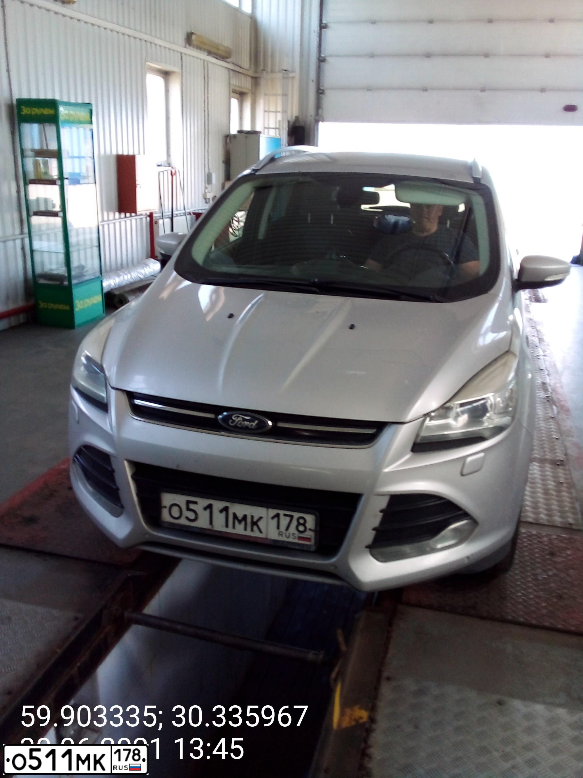 Фото автомобиля FORD KUGA, 2013 — госномер О511МК178. Цвет: СЕРЕБРИСТЫЙ