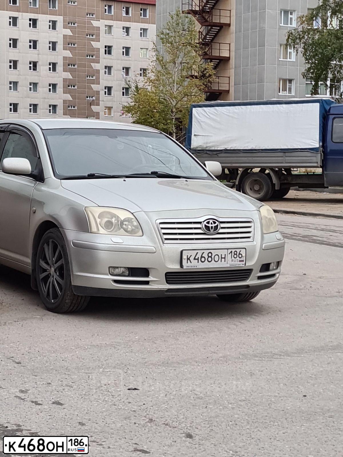 Фото автомобиля TOYOTA AVENSIS, 2004 — госномер О089ХО72. Цвет: Серебристый
