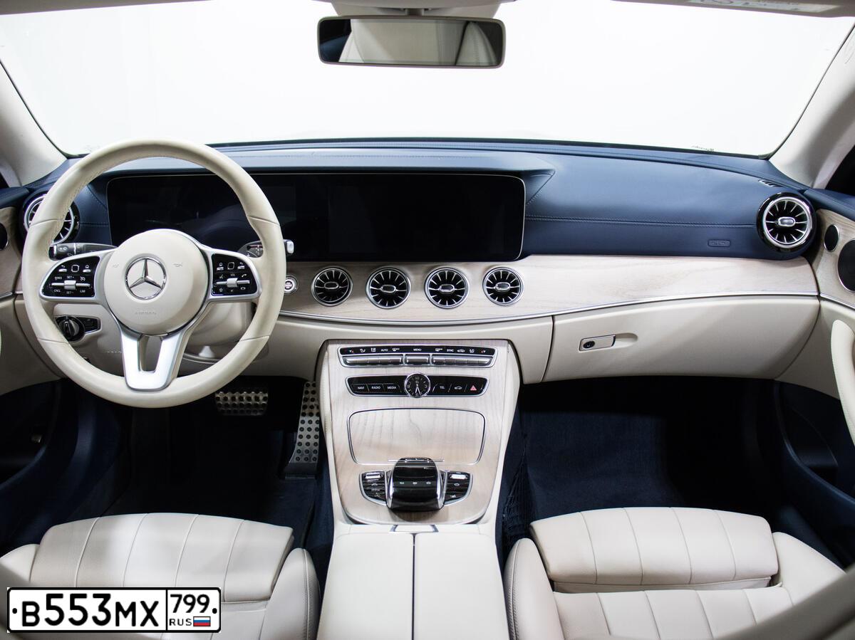 Фото автомобиля MERCEDES E-KLASSE, 2018 — госномер М958СР790. Цвет: синий