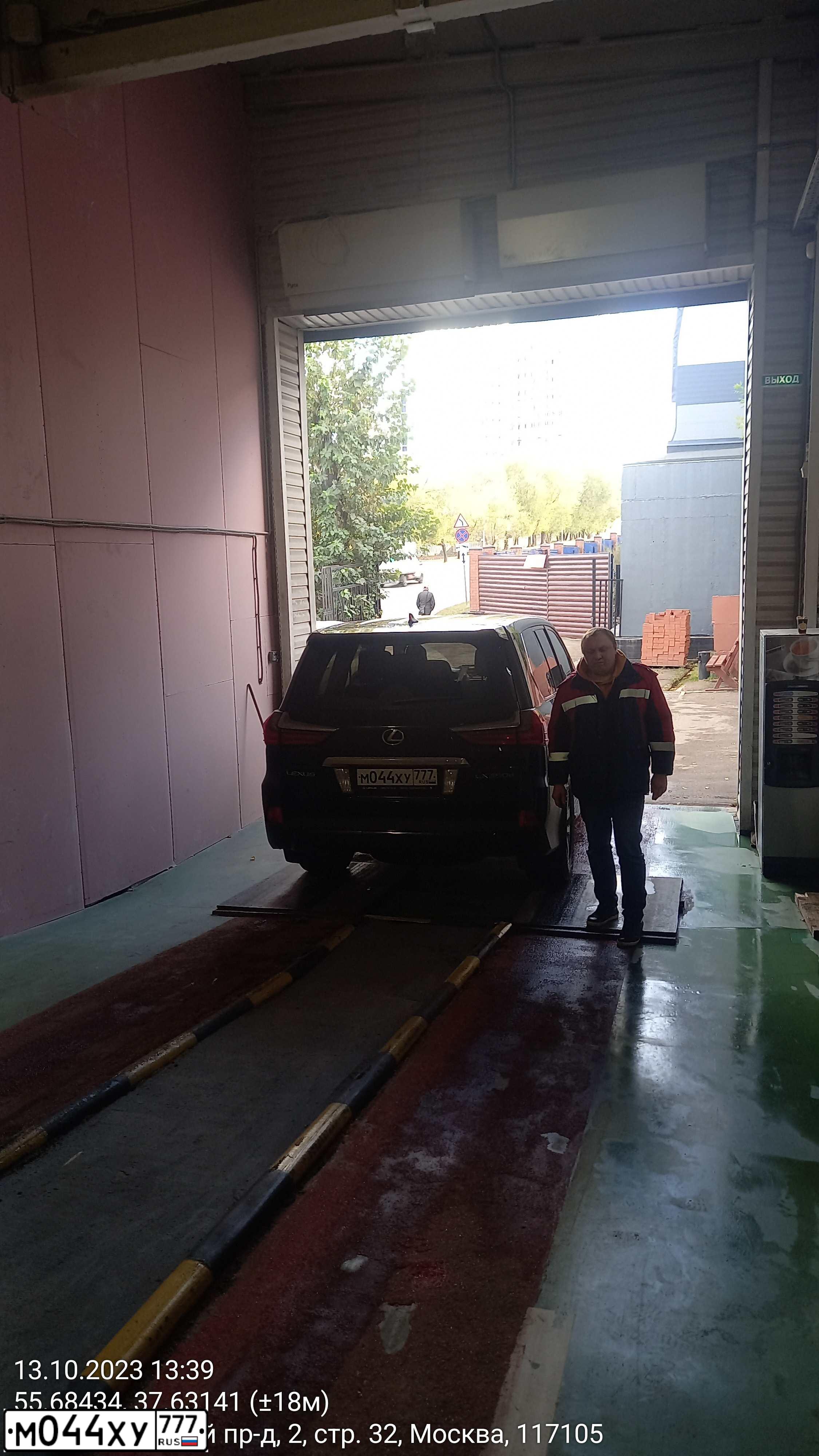 Фото автомобиля LEXUS LX, 2017 — госномер М044ХУ777. Цвет: ЧЕРНЫЙ