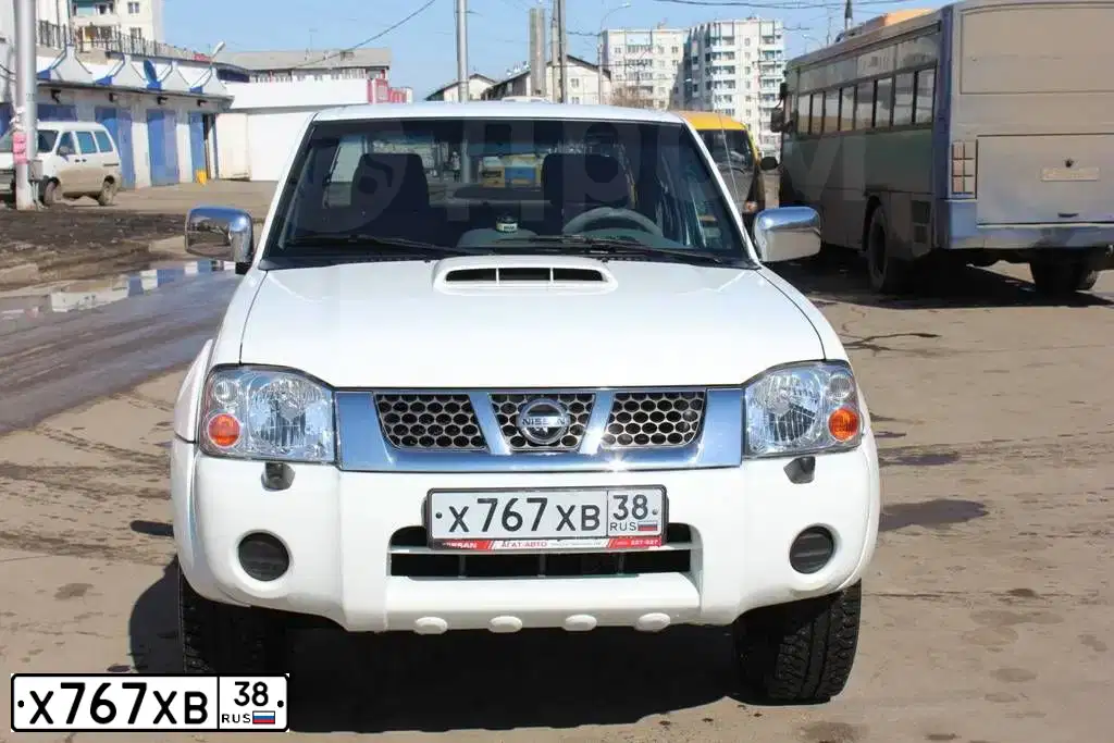 Фото автомобиля NISSAN NP 300, 2011 — госномер Х767ХВ38. Цвет: Белый