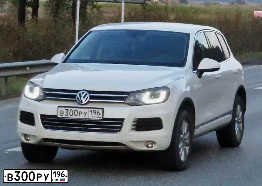 Фото автомобиля VOLKSWAGEN TOUAREG, 2011 — госномер В300РУ196. Цвет: БЕЛЫЙ