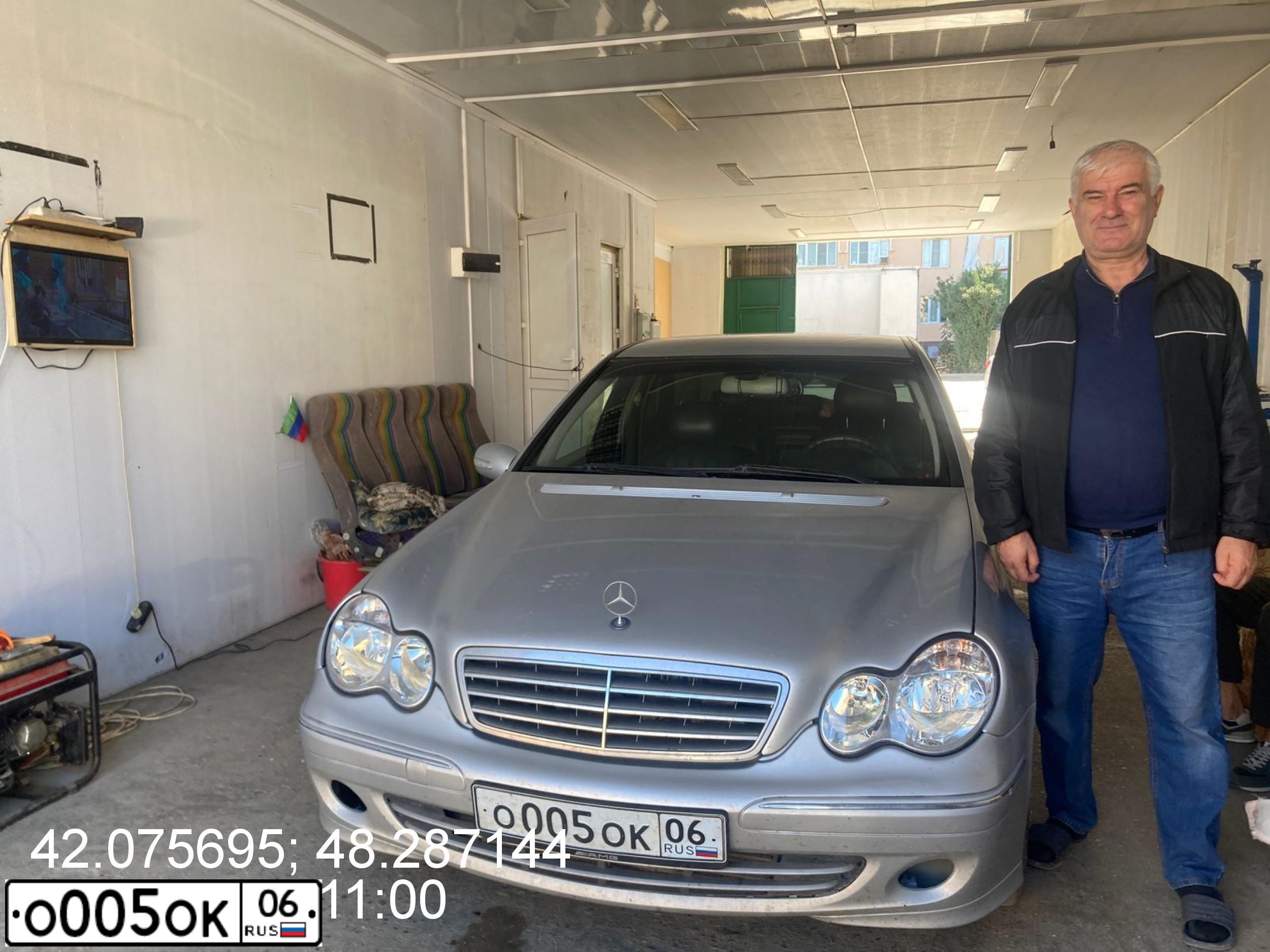 Фото автомобиля MERCEDES C-KLASSE, 2005 — госномер О005ОК06. Цвет: серебристый