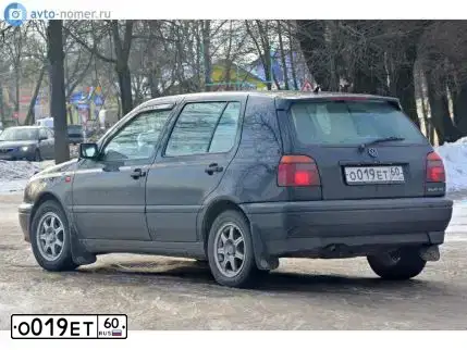 Фото автомобиля VOLKSWAGEN GOLF, 1996 — госномер О019ЕТ60. Цвет: ЧЕРНЫЙ