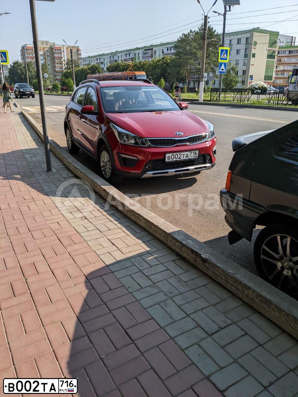 Фото автомобиля KIA RIO, 2019 — госномер В002ТА716. Цвет: КРАСНЫЙ