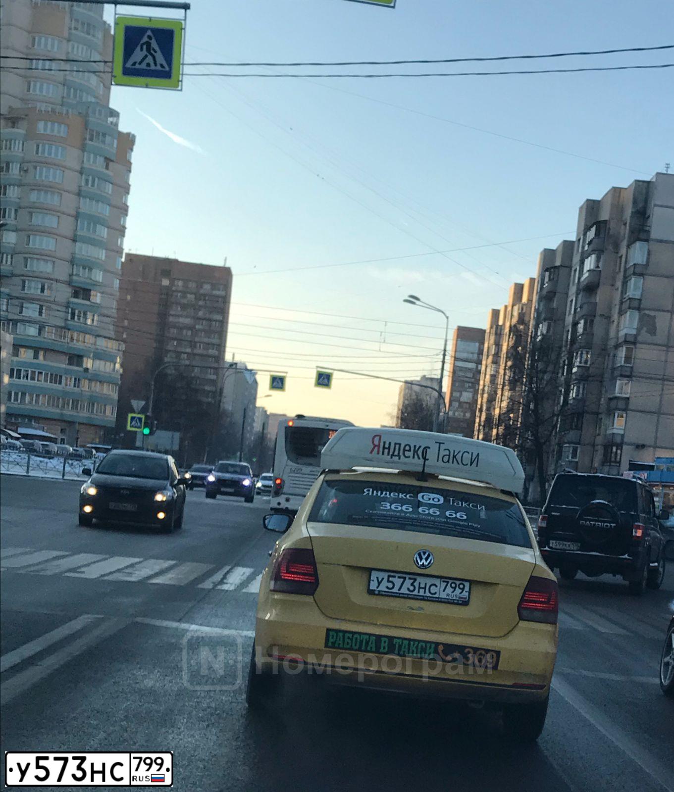Фото автомобиля VOLKSWAGEN POLO, 2019 — госномер А890СН105. Цвет: БЕЛЫЙ С ЖЕЛТОЙ ПОЛОСОЙ