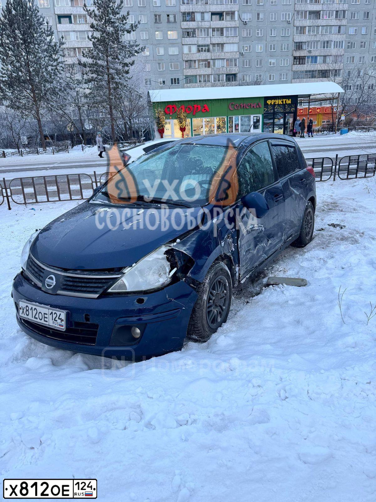 Фото автомобиля NISSAN TIIDA, 2008 — госномер Х812ОЕ124. Цвет: ТЕМНО-СИНИЙ