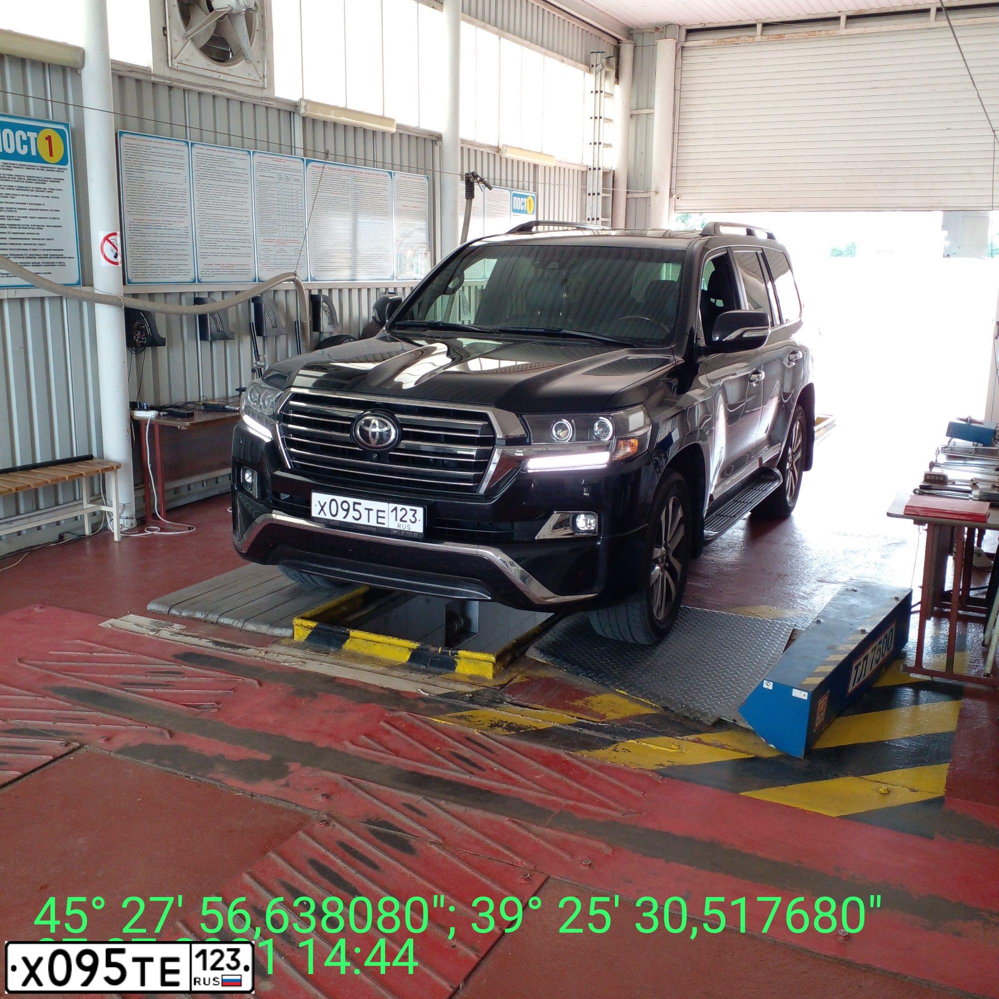 Фото автомобиля TOYOTA LANDCRUISER 200, 2017 — госномер Е907АК41. Цвет: ЧЕРНЫЙ