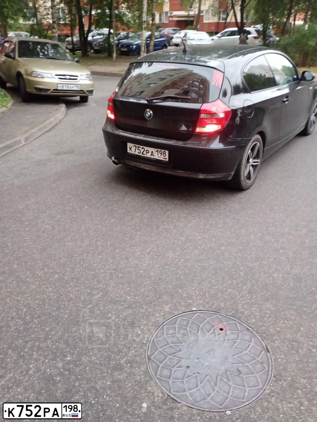 Фото автомобиля BMW SERIE 1, 2008 — госномер К752РА198. Цвет: ЧЕРНЫЙ