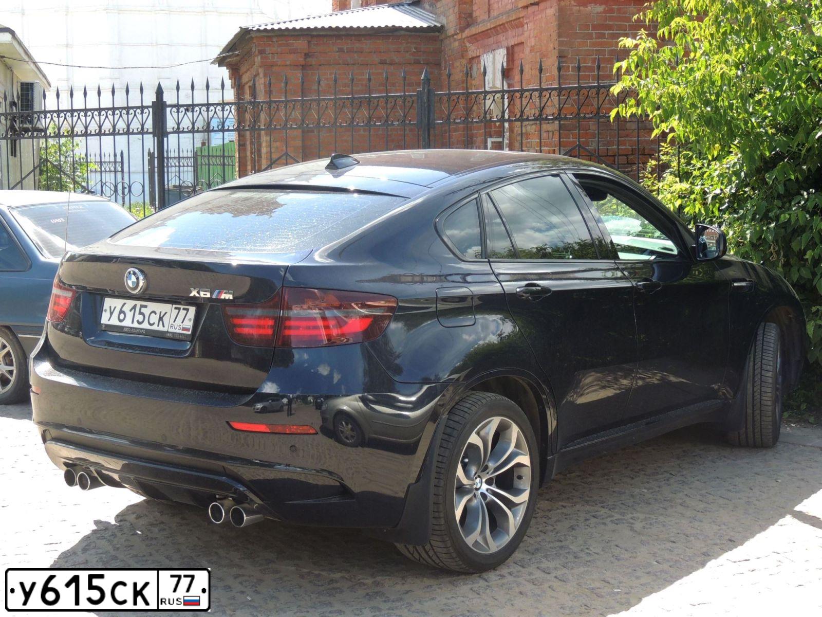 Фото автомобиля BMW X6M, 2013 — госномер У615СК77. Цвет: Темно-синий