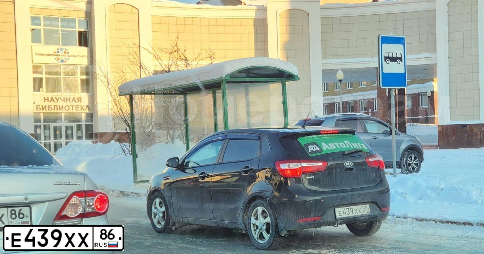 Фото автомобиля KIA RIO, 2012 — госномер Е439ХХ86. Цвет: ЧЕРНЫЙ