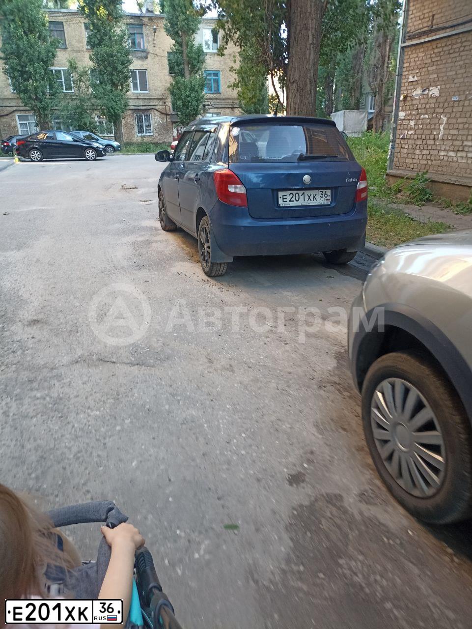 Фото автомобиля SKODA FABIA, 2007 — госномер Е201ХК36. Цвет: ТЕМНО-СИНИЙ