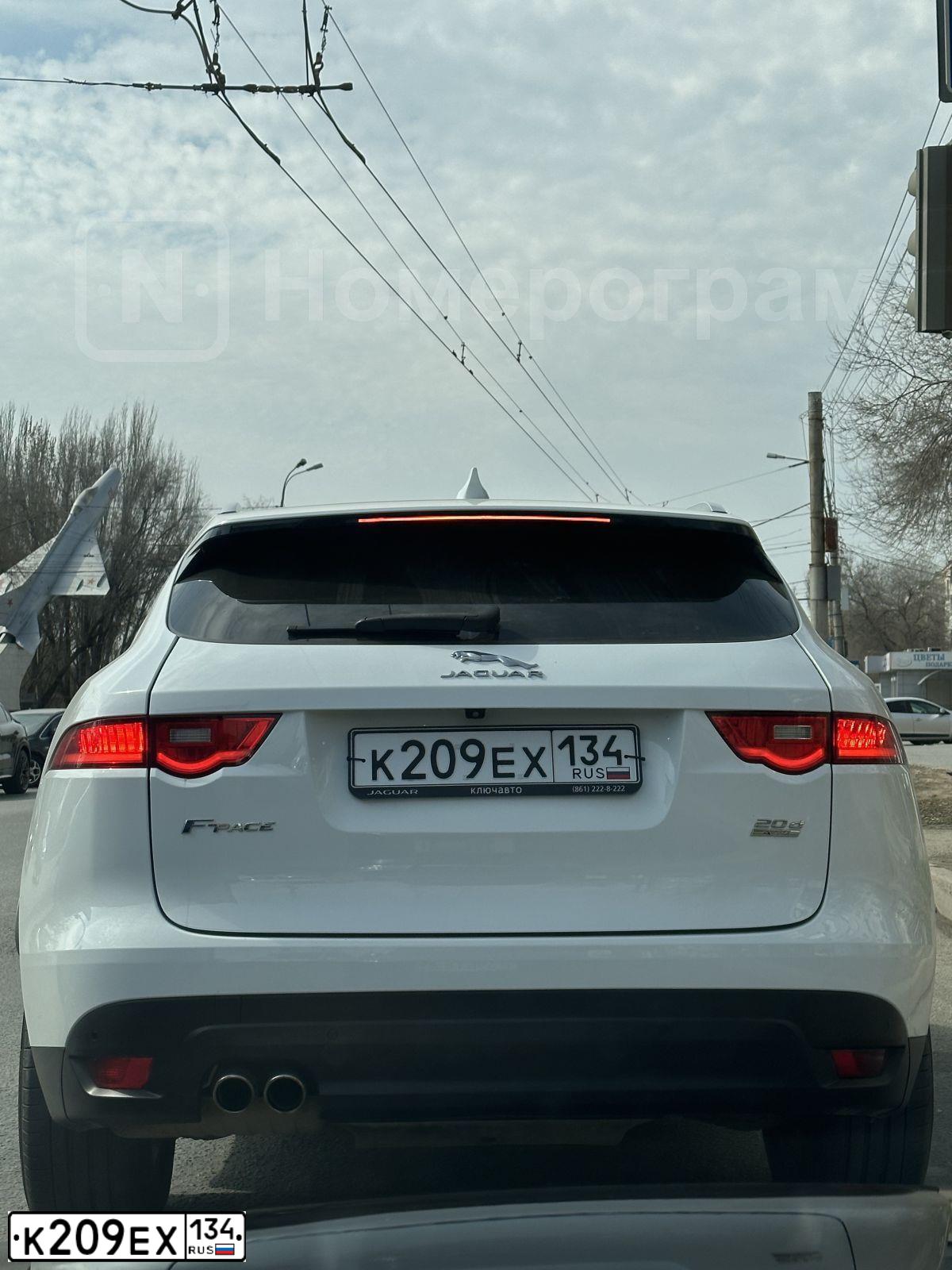 Фото автомобиля JAGUAR F-PACE, 2019 — госномер К209ЕХ134. Цвет: Белый