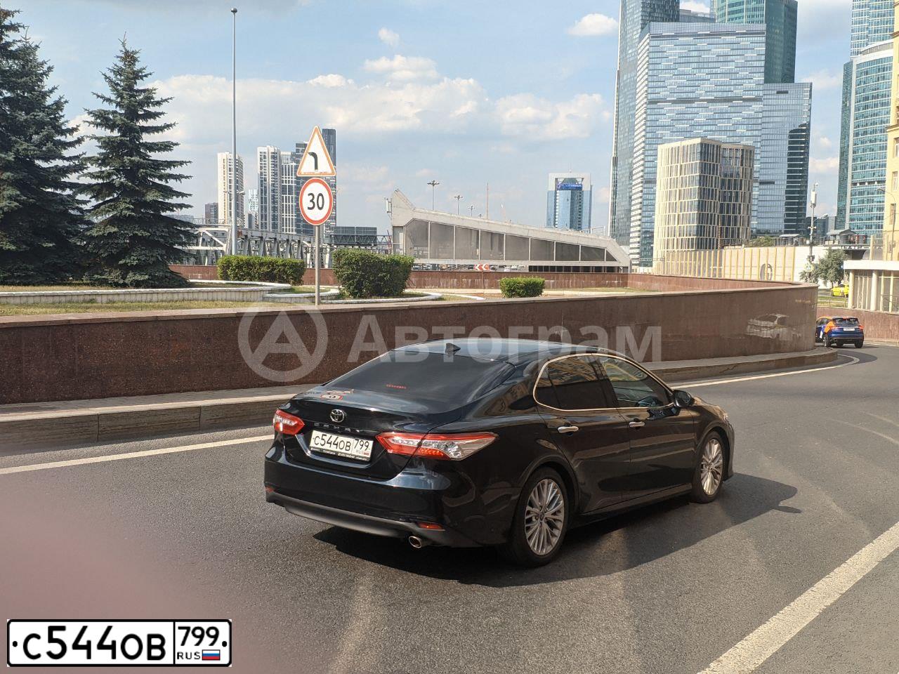 Фото автомобиля TOYOTA CAMRY, 2019 — госномер С544ОВ799. Цвет: ЧЕРНЫЙ МЕТАЛЛИК