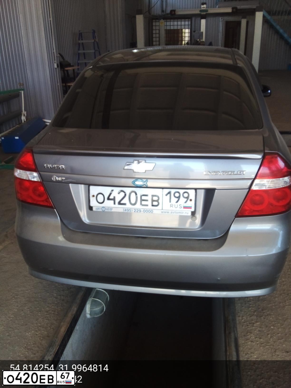 Фото автомобиля CHEVROLET AVEO, 2007 — госномер О420ЕВ199. Цвет: СЕРЫЙ