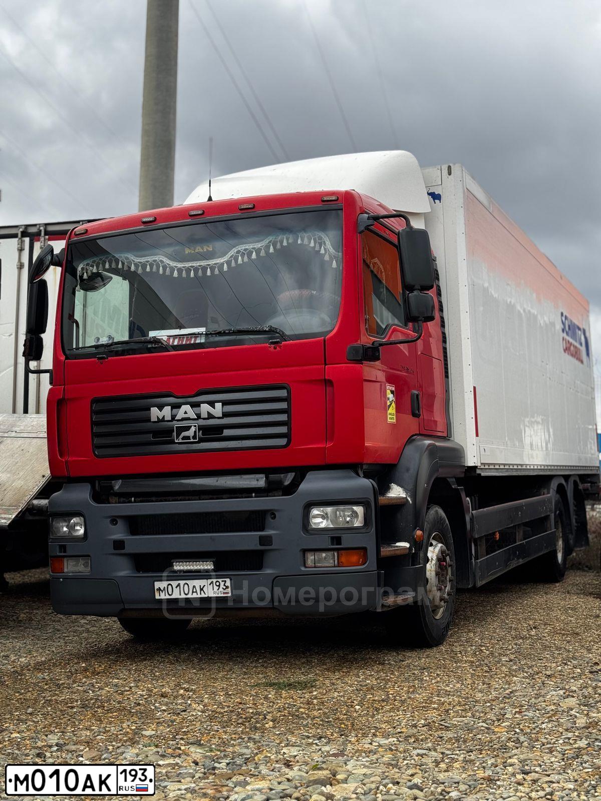 Фото автомобиля MAN TGA 26.XXX /6X2/, 2010 — госномер М010АК193. Цвет: КРАСНО-БЕЛЫЙ