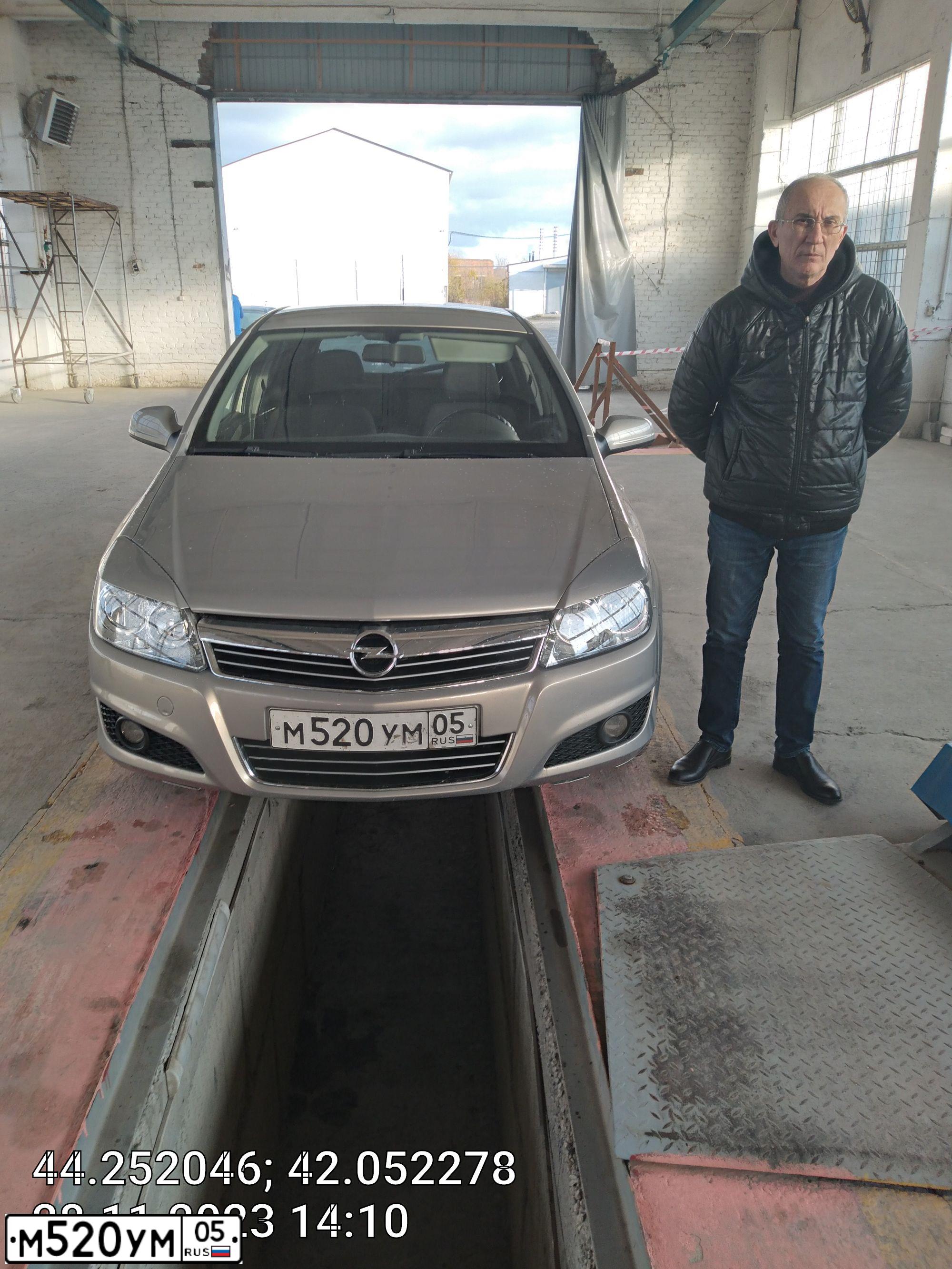 Фото автомобиля OPEL ASTRA, 2007 — госномер В939КХ09. Цвет: БЕЖЕВО-СЕРЫЙ