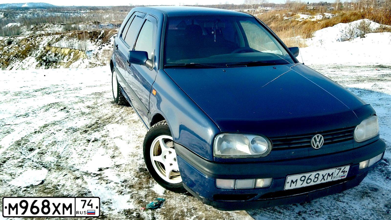 Фото автомобиля VOLKSWAGEN GOLF, 1995 — госномер М968ХМ74. Цвет: синий