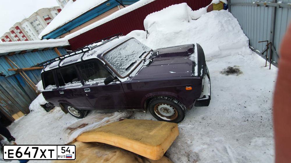 Фото автомобиля LADA 2104, 1999 — госномер Е647ХТ54. Цвет: ФИОЛЕТОВЫЙ