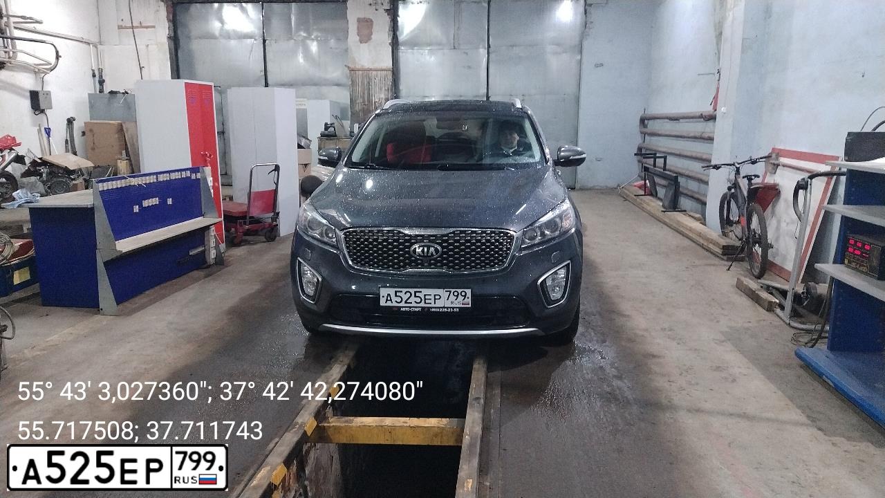 Фото автомобиля KIA SORENTO, 2016 — госномер А525ЕР799. Цвет: СЕРЫЙ