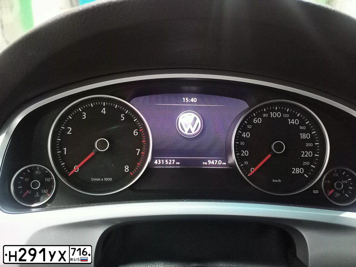 Фото автомобиля VOLKSWAGEN TOUAREG, 2012 — госномер У020КС16. Цвет: Коричневый