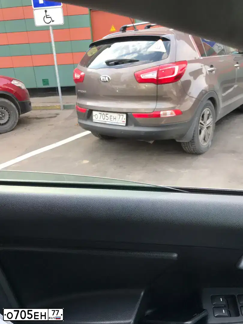 Фото автомобиля KIA SPORTAGE, 2013 — госномер О705ЕН77. Цвет: КОРИЧНЕВЫЙ