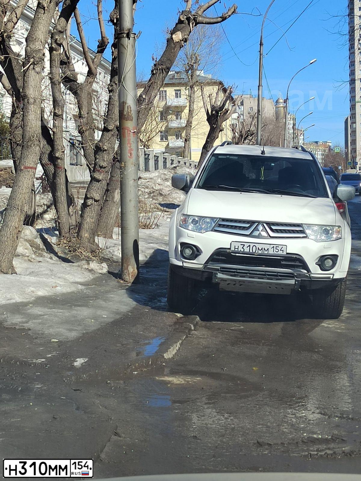 Фото автомобиля MITSUBISHI PAJERO SPORT, 2013 — госномер О220ЕХ750. Цвет: Белый