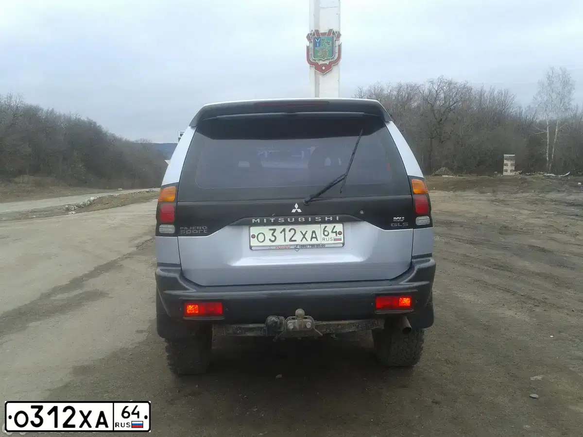 Фото автомобиля MITSUBISHI PAJERO SPORT, 2004 — госномер О312ХА64. Цвет: Серебристый