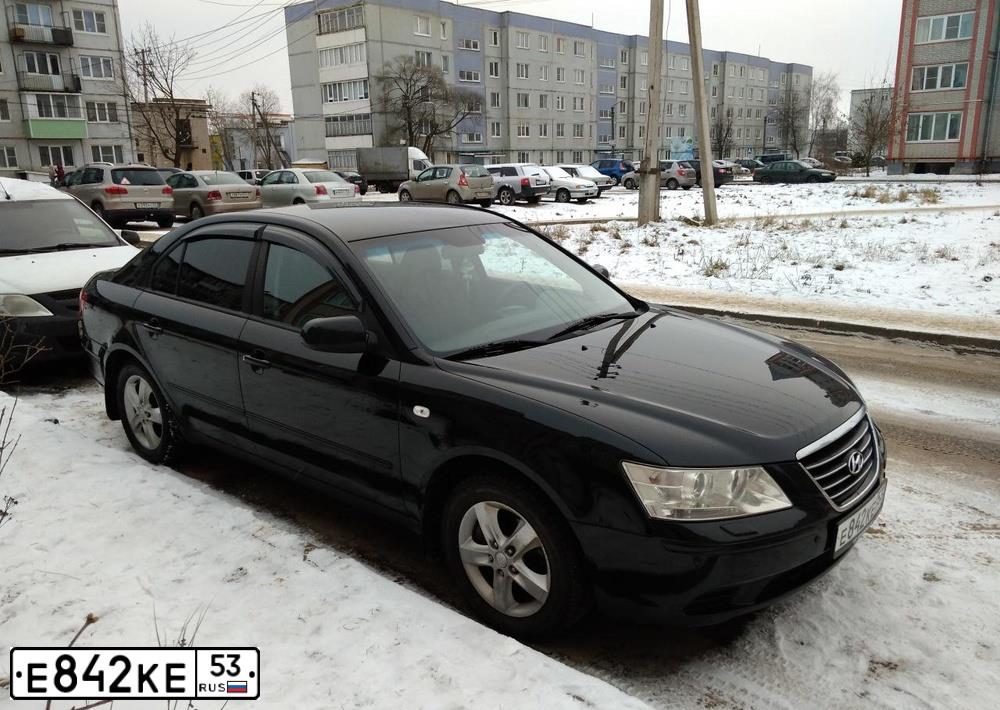 Фото автомобиля HYUNDAI SONATA, 2008 — госномер Е842КЕ53. Цвет: ЧЕРНЫЙ