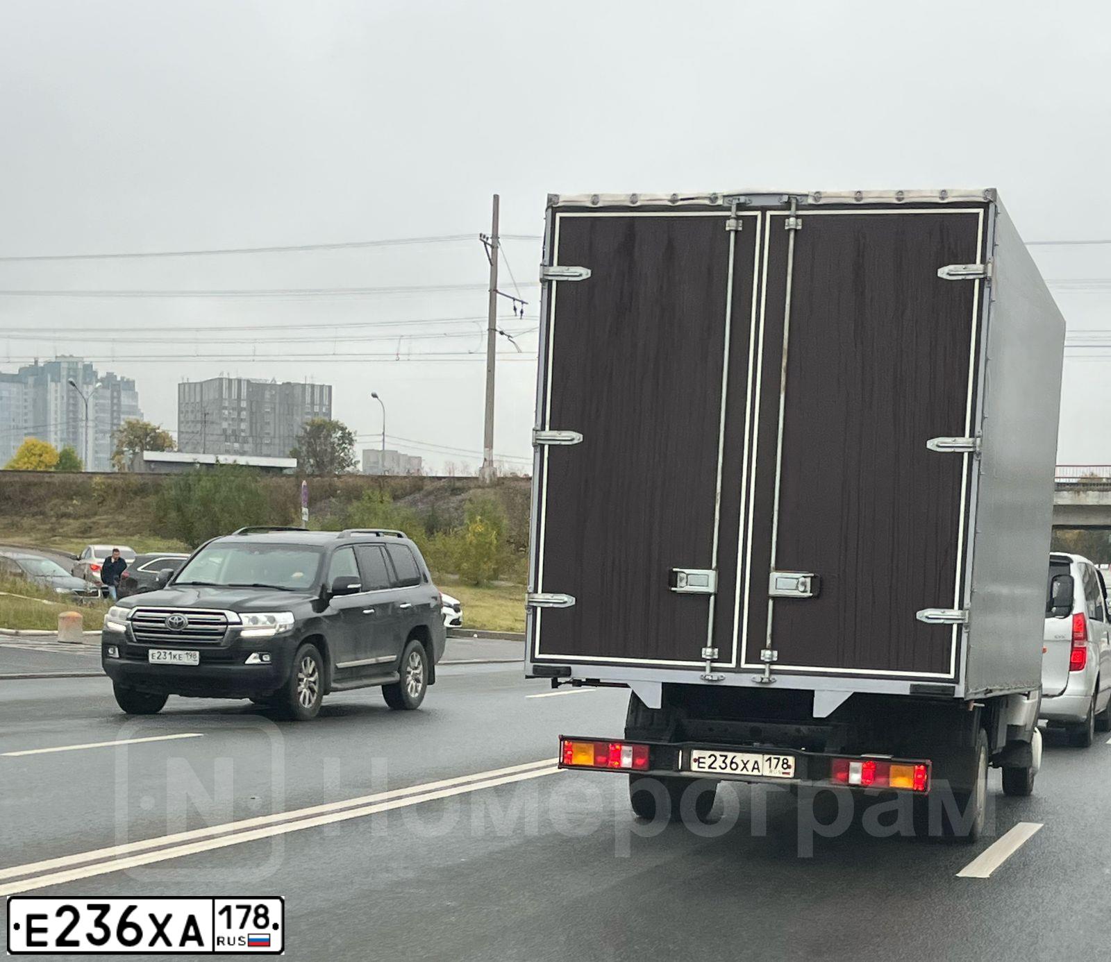 Фото автомобиля GAZ 3302 EL, 2011 — госномер Е236ХА178. Цвет: Белый