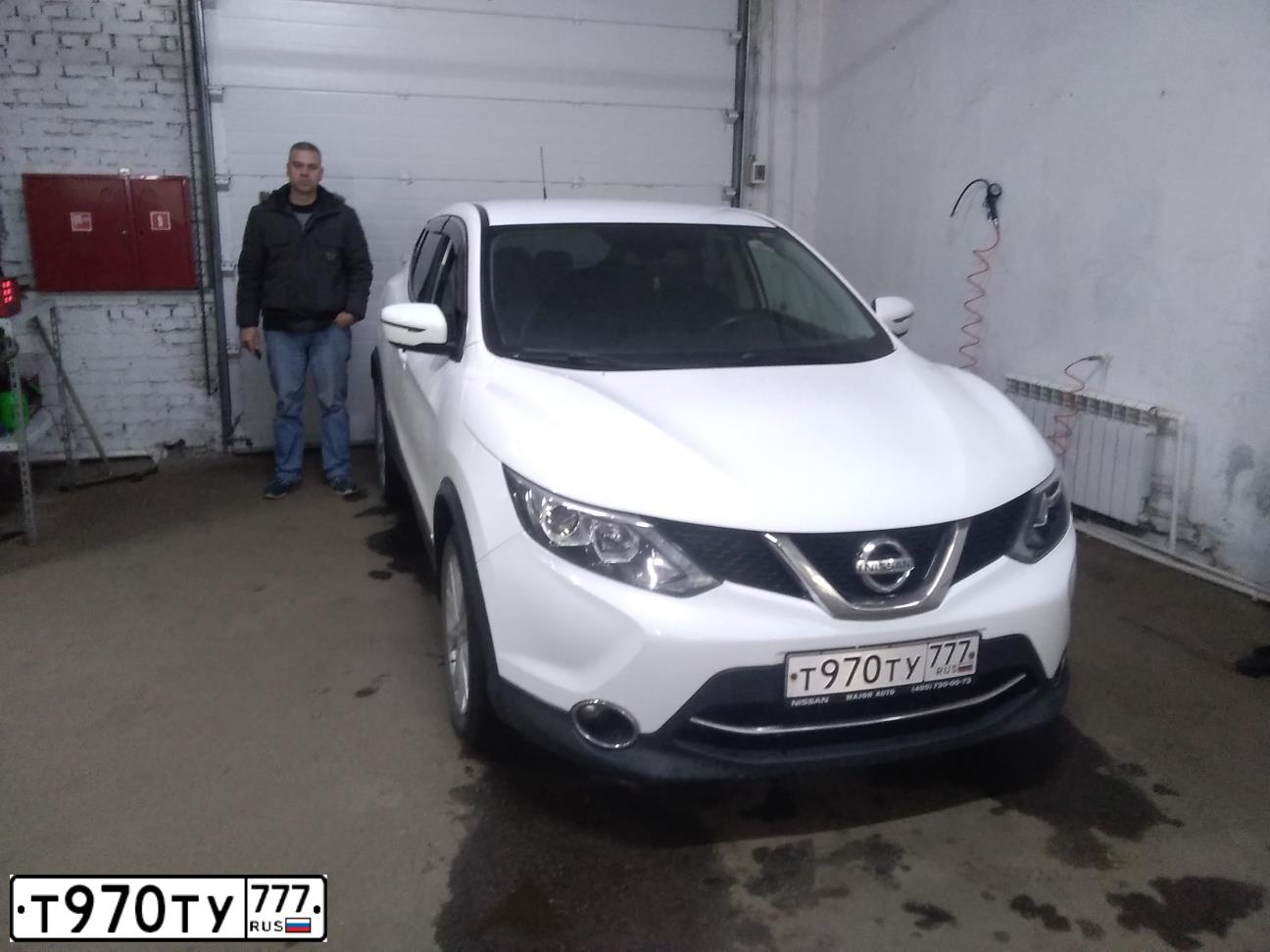 Фото автомобиля NISSAN QASHQAI, 2016 — госномер Е874МЕ790. Цвет: Белый