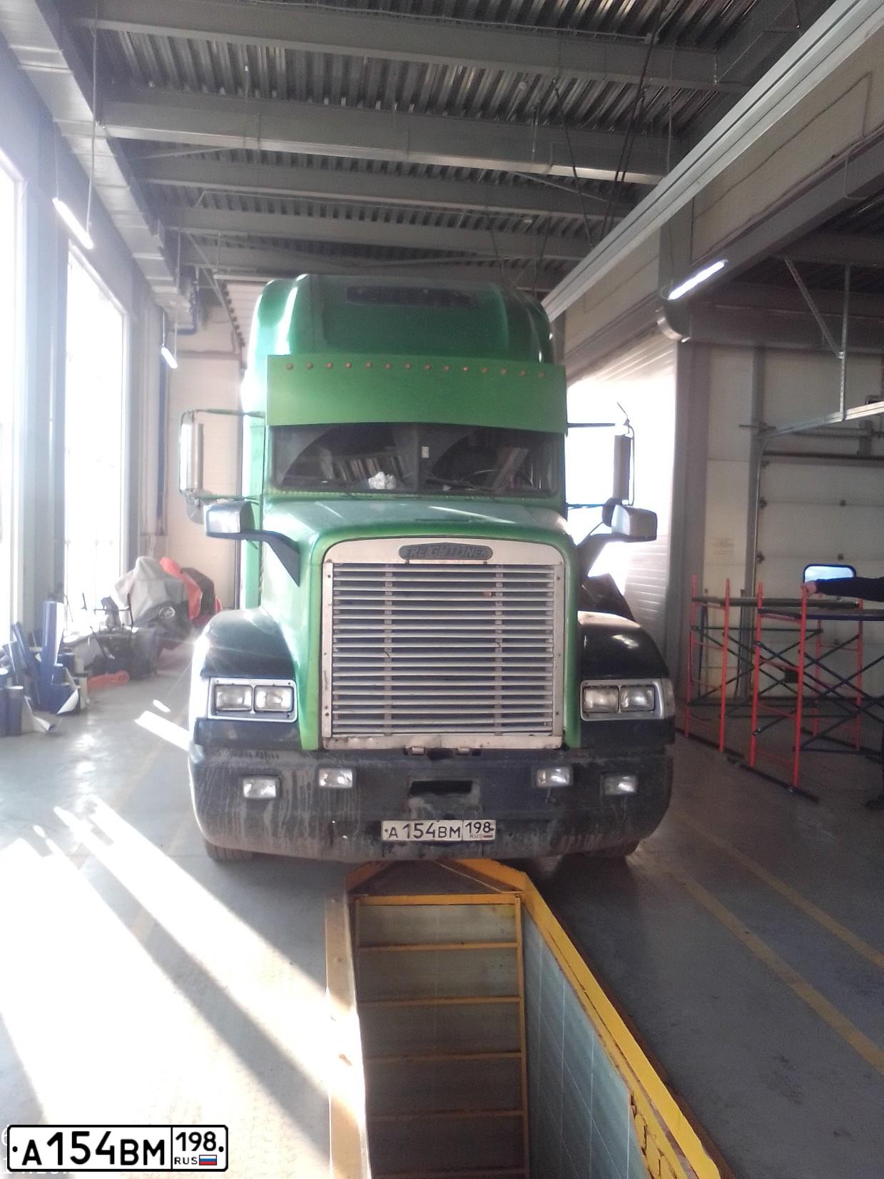 Фото автомобиля FREIGHTLINER SEVERE DUTY FLD, 1996 — госномер Н444ОР48. Цвет: ЗЕЛЕНЫЙ