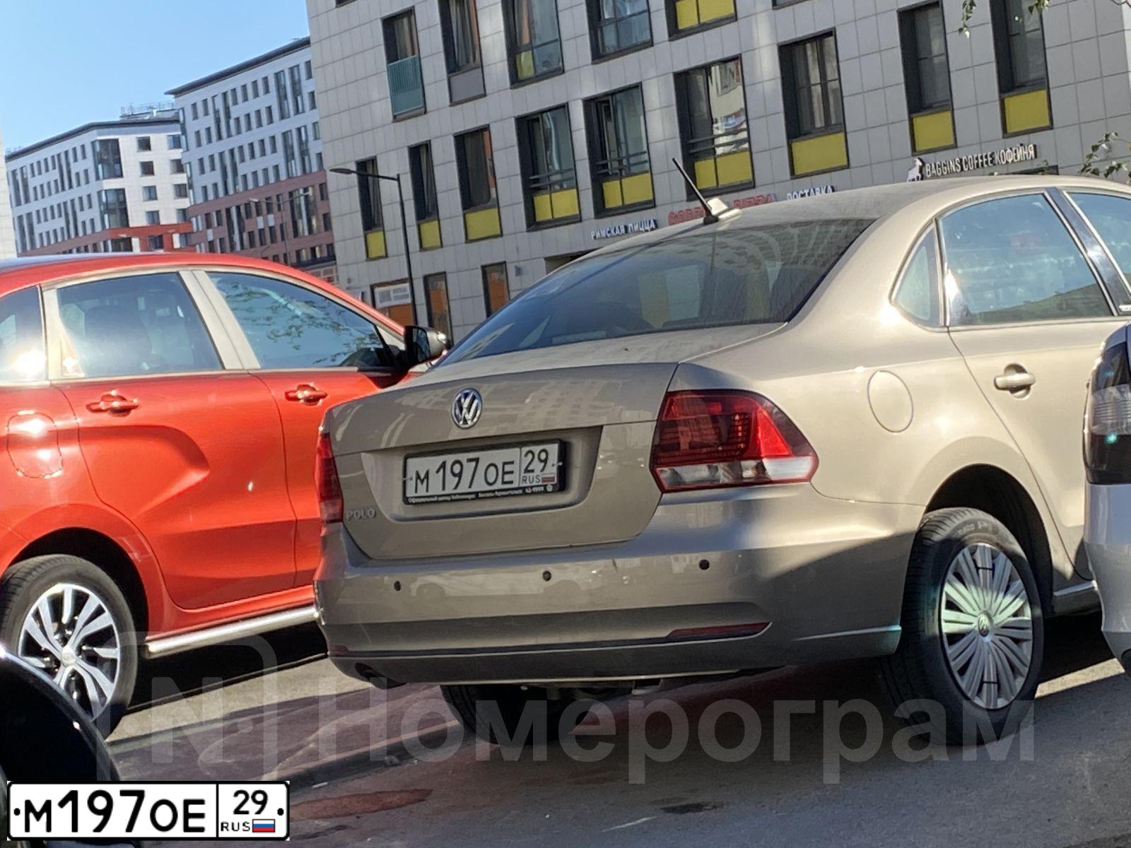 Фото автомобиля FORD ECOSPORT, 2015 — госномер М197ОЕ29. Цвет: ОРАНЖЕВО-КРАСНЫЙ
