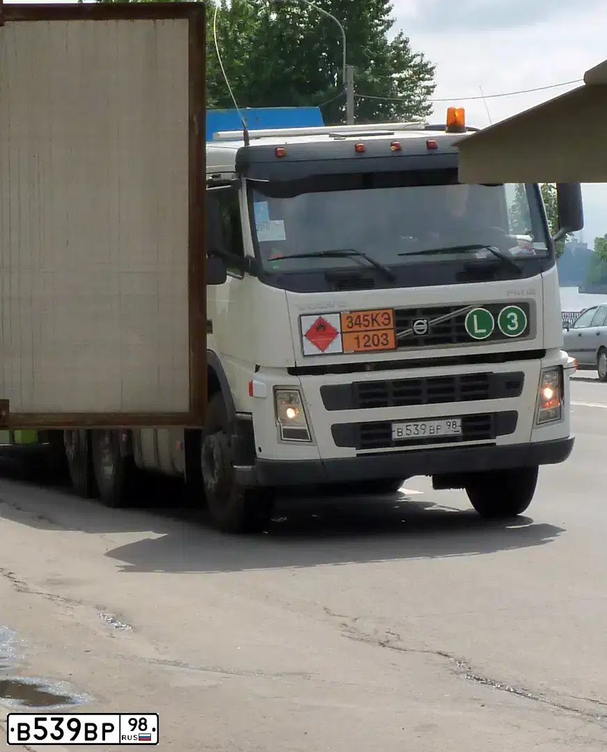 Фото автомобиля VOLVO SERIE FM /6X4/, 2005 — госномер Е206КМ196. Цвет: Белый