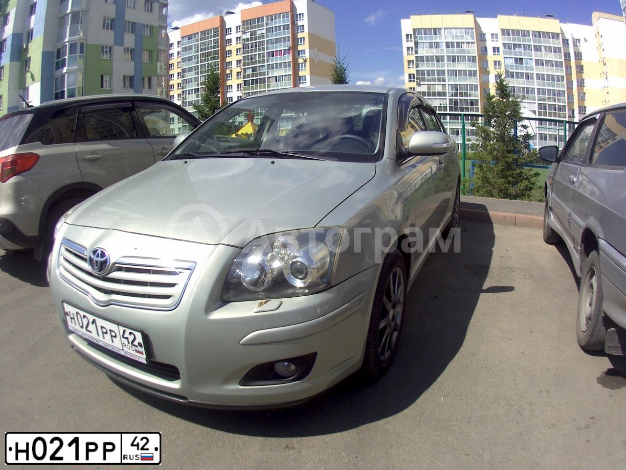 Фото автомобиля TOYOTA AVENSIS, 2006 — госномер Н021РР42. Цвет: СВЕТЛО-ОЛИВКОВЫЙ
