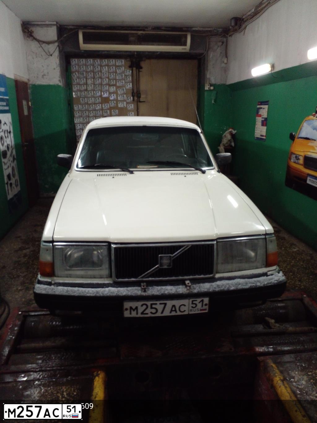 Фото автомобиля VOLVO 240-SERIE, 1987 — госномер М257АС51. Цвет: БЕЛЫЙ