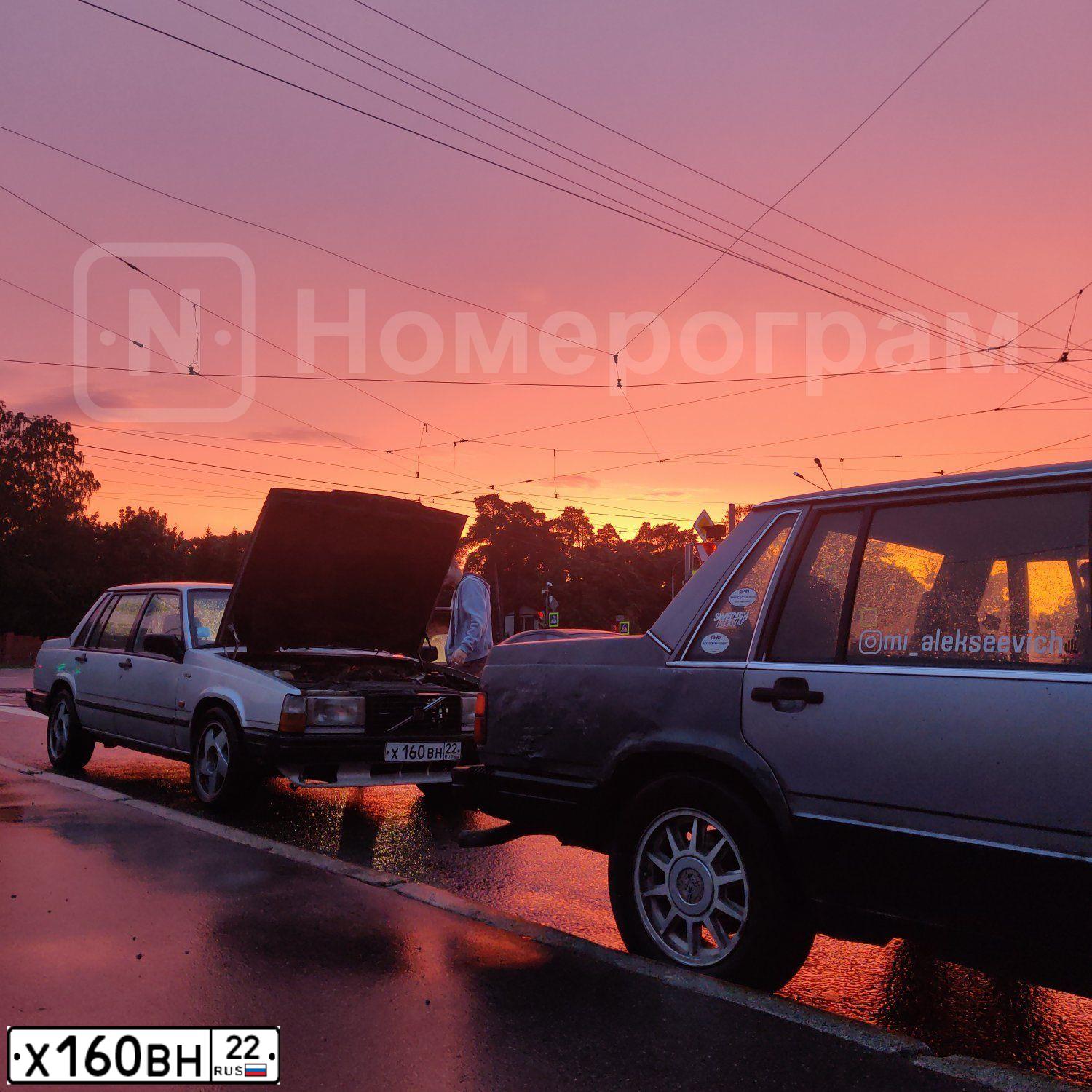 Фото автомобиля ВОЛЬВО 740, 1986 — госномер Н221ВЕ198. Цвет: Серебристый