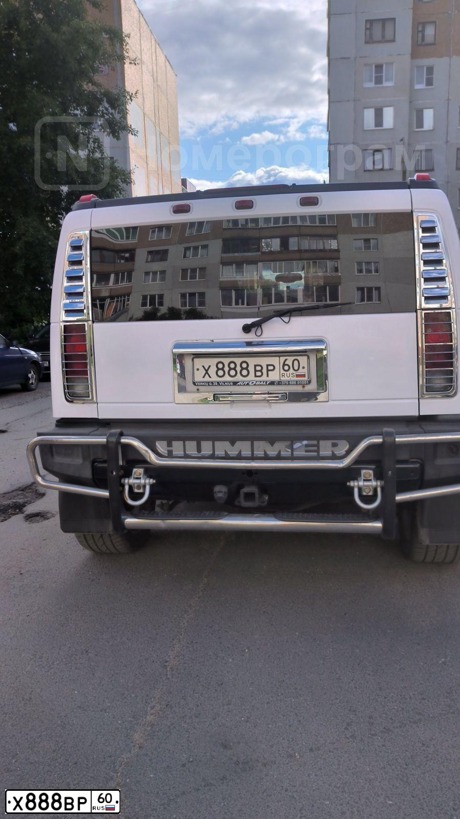 Фото автомобиля HUMMER H2, 2004 — госномер Х888ВР60. Цвет: Белый