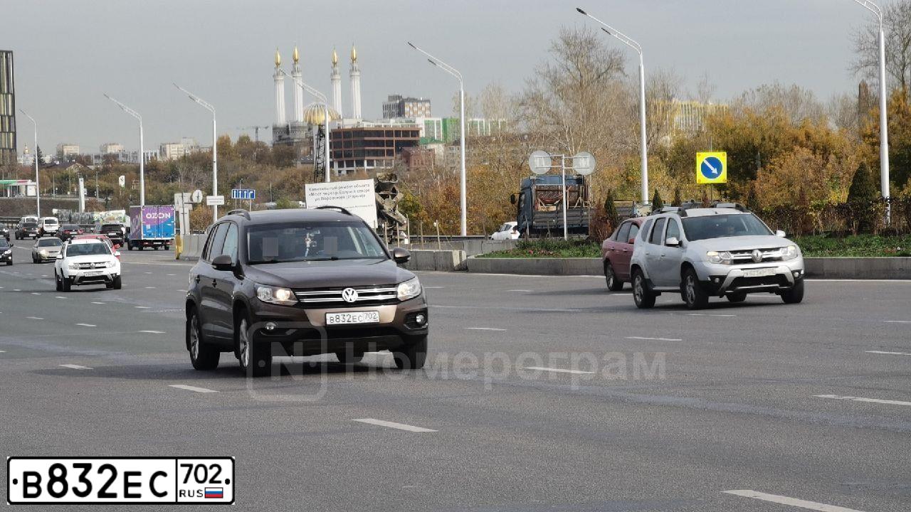 Фото автомобиля VOLKSWAGEN TIGUAN, 2015 — госномер Р002МК102. Цвет: Коричневый