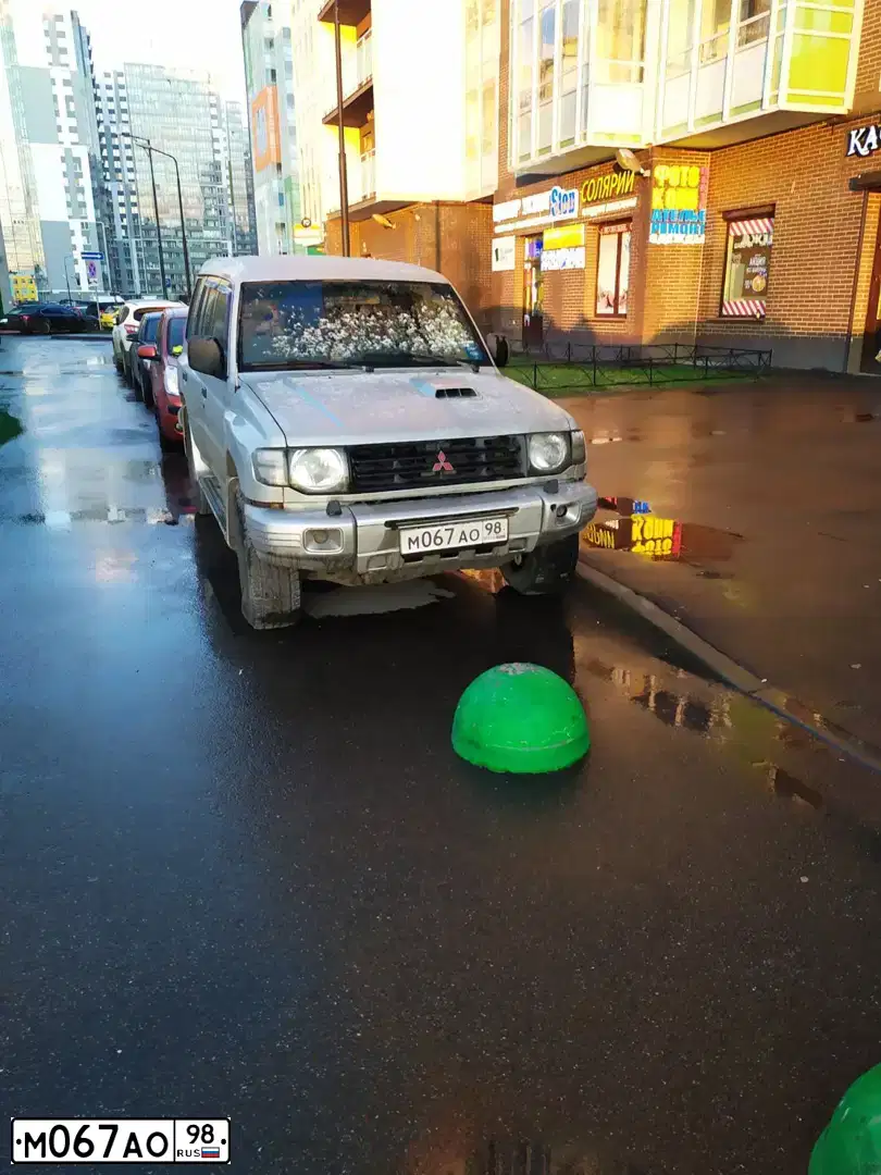 Фото автомобиля MITSUBISHI PAJERO, 1998 — госномер М067АО98. Цвет: СЕРЕБРИСТЫЙ