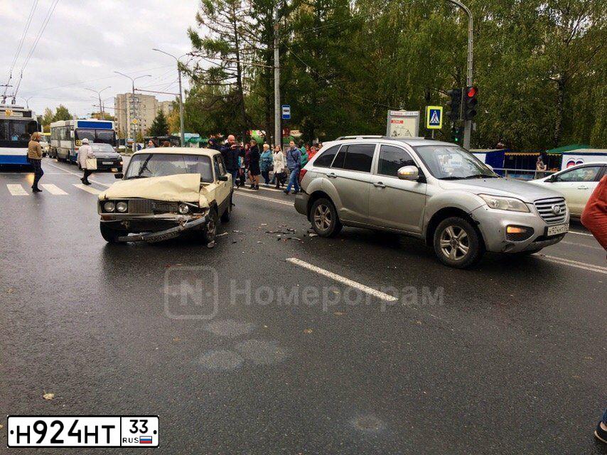 Фото автомобиля LIFAN X 60, 2013 — госномер Н924НТ33. Цвет: СЕРЕБРО