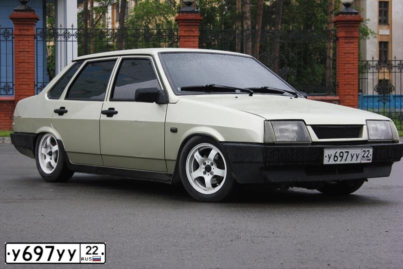 Фото автомобиля LADA 2109 SAMARA, 2003 — госномер У697УУ22. Цвет: СЕРЕБРИСТО-БЕЖЕВЫЙ