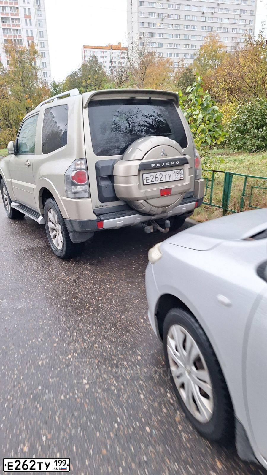 Фото автомобиля MITSUBISHI PAJERO, 2008 — госномер Е262ТУ199. Цвет: БЕЖЕВЫЙ