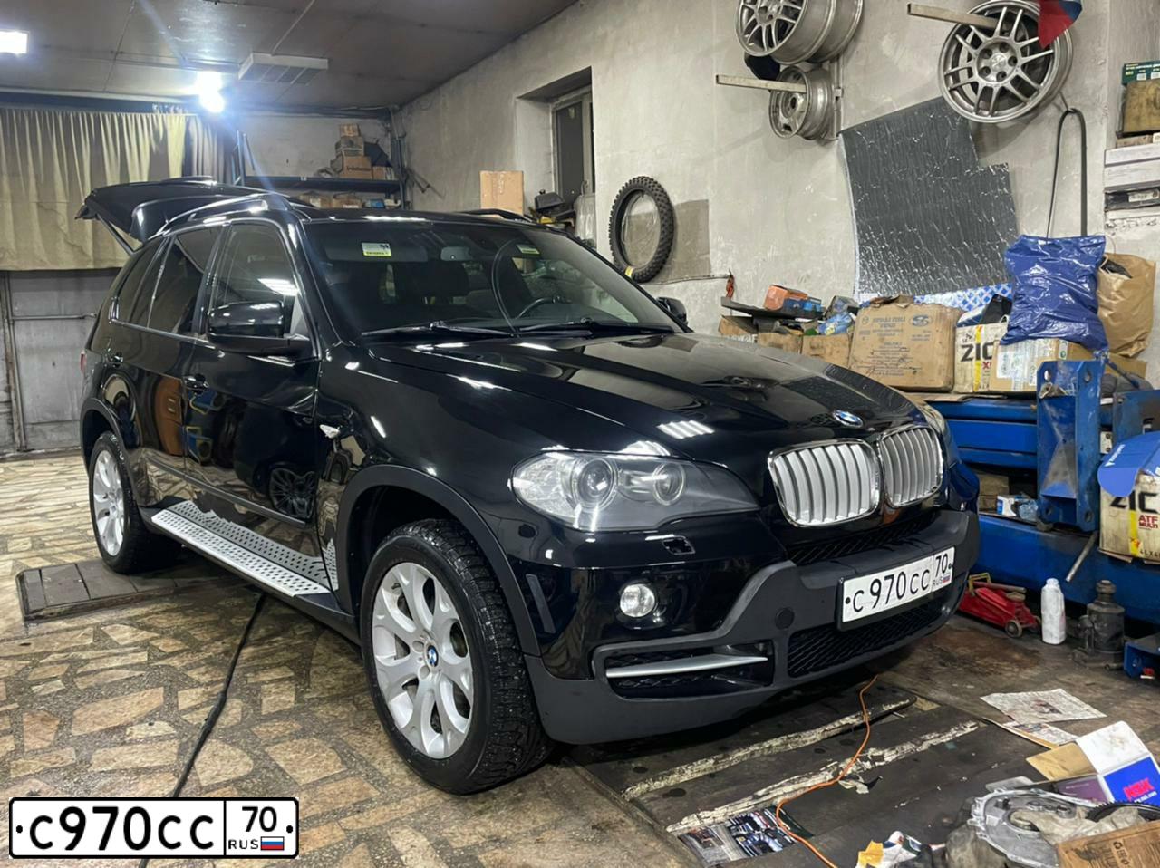 Фото автомобиля BMW X5, 2007 — госномер В951КВ138. Цвет: ЧЕРНЫЙ