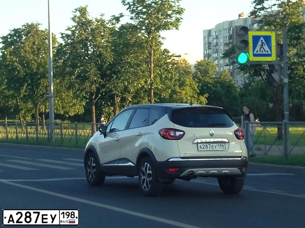 Фото автомобиля RENAULT KAPTUR, 2018 — госномер А287ЕУ198. Цвет: светло-бежевый коричневый
