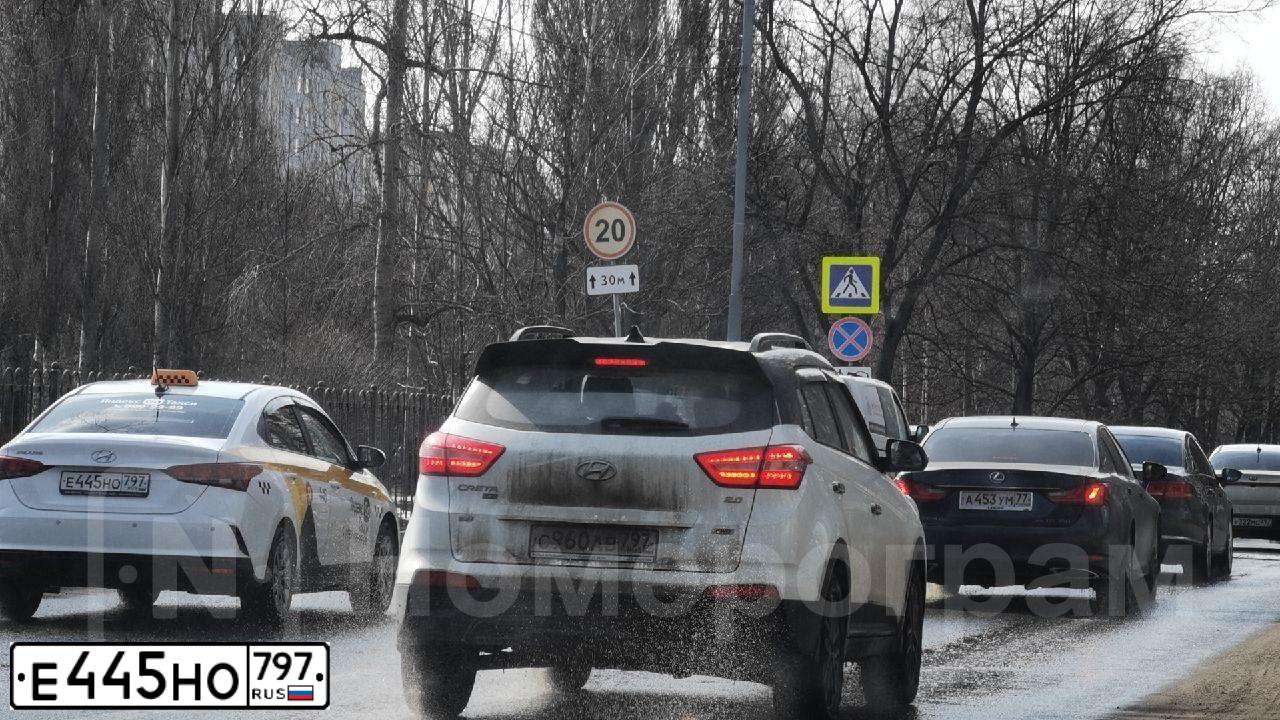 Фото автомобиля HYUNDAI SOLARIS, 2021 — госномер Е445НО797. Цвет: БЕЛЫЙ ЖЕЛТЫЙ СЕРЫЙ