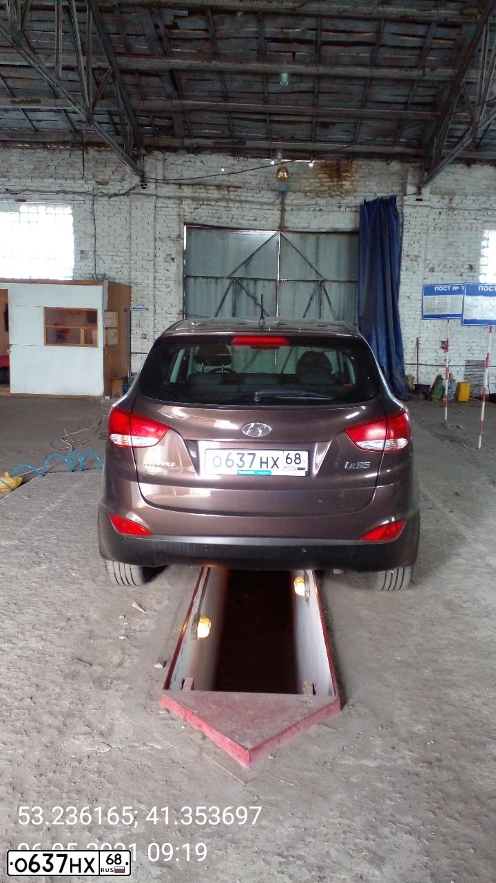 Фото автомобиля HYUNDAI IX35, 2012 — госномер В093АО77. Цвет: Коричневый