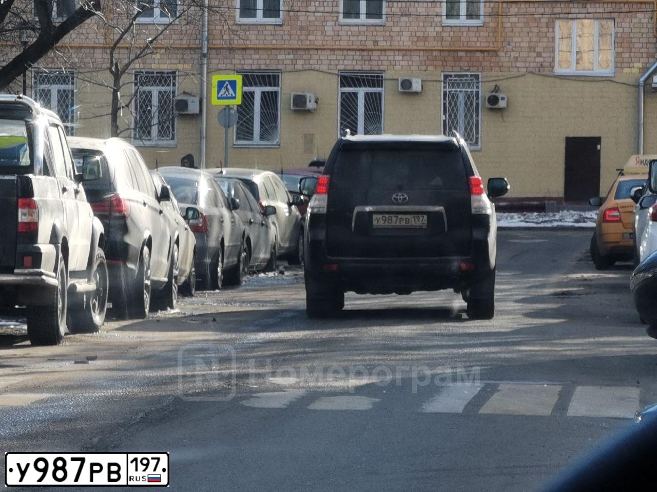 Фото автомобиля TOYOTA LANDCRUISER, 2011 — госномер К333РТ190. Цвет: ЧЕРНЫЙ