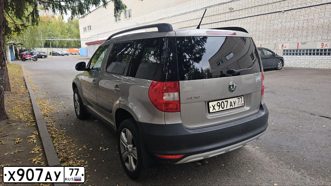 Фото автомобиля SKODA YETI, 2013 — госномер Х907АУ77. Цвет: БЕЖЕВЫЙ