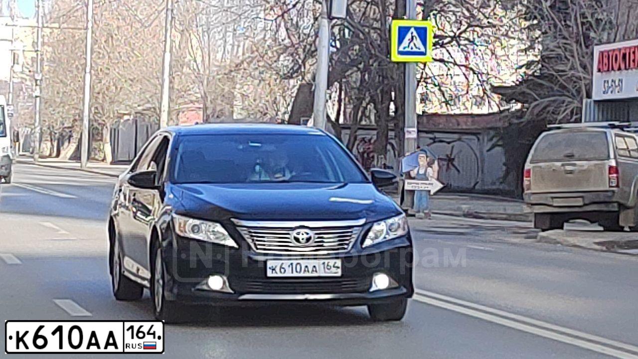 Фото автомобиля TOYOTA CAMRY, 2014 — госномер К610АА164. Цвет: ЧЕРНЫЙ МЕТАЛЛИК